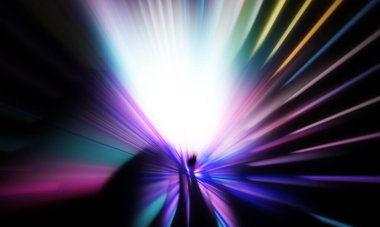 Siyah zemin üzerinde ışık parçacığı izleri. Parlayan parçacıkları ve çizgileri olan ışık patlaması yıldızı. Güzel hareketli soyut ışınlar duvar kağıdı. Renkli Patlama grafiği. Işık ışınlarının patlaması. 