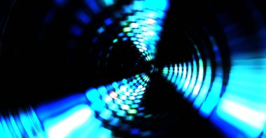 Siyah arkaplanda dönen ışık gösterisi. Lüks çizgiler. Parlak kıvrımlı duvar kağıdı. Uzay tüneli. Dönen ışık çemberi ya da maytap izi. Parlak konsept çizimi.