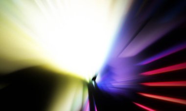 Siyah zemin üzerinde ışık parçacığı izleri. Parlayan parçacıkları ve çizgileri olan ışık patlaması yıldızı. Güzel hareketli soyut ışınlar duvar kağıdı. Renkli Patlama grafiği. Işık ışınlarının patlaması. 