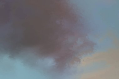 Modern fırça darbeleri. Poster, duvar sanatı, afiş, kart, kitap kapağı veya ambalaj için rahatlatıcı kompozisyonun yumuşak renkli çizimi. Pastel renklerle suluboya. 