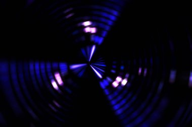 Siyah arkaplanda dönen ışık gösterisi. Lüks çizgiler. Parlak kıvrımlı duvar kağıdı. Uzay tüneli. Dönen ışık çemberi ya da maytap izi. Parlak konsept çizimi.