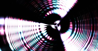 Siyah arkaplanda dönen ışık gösterisi. Lüks çizgiler. Parlak kıvrımlı duvar kağıdı. Uzay tüneli. Dönen ışık çemberi ya da maytap izi. Parlak konsept çizimi.