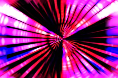 Siyah arkaplanda dönen ışık gösterisi. Lüks çizgiler. Parlak kıvrımlı duvar kağıdı. Uzay tüneli. Dönen ışık çemberi ya da maytap izi. Parlak konsept çizimi.