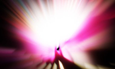 Siyah zemin üzerinde ışık parçacığı izleri. Parlayan parçacıkları ve çizgileri olan ışık patlaması yıldızı. Güzel hareketli soyut ışınlar duvar kağıdı. Renkli Patlama grafiği. Işık ışınlarının patlaması. 