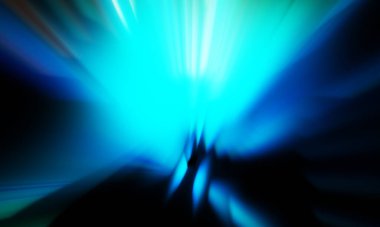 Siyah zemin üzerinde ışık parçacığı izleri. Parlayan parçacıkları ve çizgileri olan ışık patlaması yıldızı. Güzel hareketli soyut ışınlar duvar kağıdı. Renkli Patlama grafiği. Işık ışınlarının patlaması. 