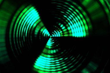 Siyah arkaplanda dönen ışık gösterisi. Lüks çizgiler. Parlak kıvrımlı duvar kağıdı. Uzay tüneli. Dönen ışık çemberi ya da maytap izi. Parlak konsept çizimi.