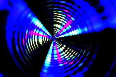 Siyah arkaplanda dönen ışık gösterisi. Lüks çizgiler. Parlak kıvrımlı duvar kağıdı. Uzay tüneli. Dönen ışık çemberi ya da maytap izi. Parlak konsept çizimi.