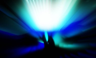 Siyah zemin üzerinde ışık parçacığı izleri. Parlayan parçacıkları ve çizgileri olan ışık patlaması yıldızı. Güzel hareketli soyut ışınlar duvar kağıdı. Renkli Patlama grafiği. Işık ışınlarının patlaması. 