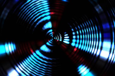 Siyah arkaplanda dönen ışık gösterisi. Lüks çizgiler. Parlak kıvrımlı duvar kağıdı. Uzay tüneli. Dönen ışık çemberi ya da maytap izi. Parlak konsept çizimi.