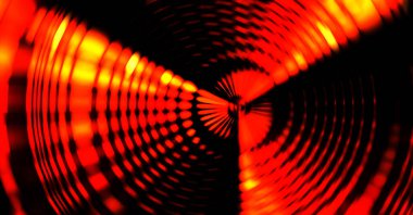 Siyah arkaplanda dönen ışık gösterisi. Lüks çizgiler. Parlak kıvrımlı duvar kağıdı. Uzay tüneli. Dönen ışık çemberi ya da maytap izi. Parlak konsept çizimi.