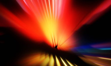 Siyah zemin üzerinde ışık parçacığı izleri. Parlayan parçacıkları ve çizgileri olan ışık patlaması yıldızı. Güzel hareketli soyut ışınlar duvar kağıdı. Renkli Patlama grafiği. Işık ışınlarının patlaması. 