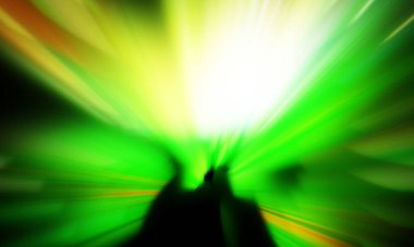 Siyah zemin üzerinde ışık parçacığı izleri. Parlayan parçacıkları ve çizgileri olan ışık patlaması yıldızı. Güzel hareketli soyut ışınlar duvar kağıdı. Renkli Patlama grafiği. Işık ışınlarının patlaması. 