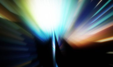 Siyah zemin üzerinde ışık parçacığı izleri. Parlayan parçacıkları ve çizgileri olan ışık patlaması yıldızı. Güzel hareketli soyut ışınlar duvar kağıdı. Renkli Patlama grafiği. Işık ışınlarının patlaması. 