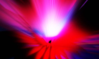 Siyah zemin üzerinde ışık parçacığı izleri. Parlayan parçacıkları ve çizgileri olan ışık patlaması yıldızı. Güzel hareketli soyut ışınlar duvar kağıdı. Renkli Patlama grafiği. Işık ışınlarının patlaması. 