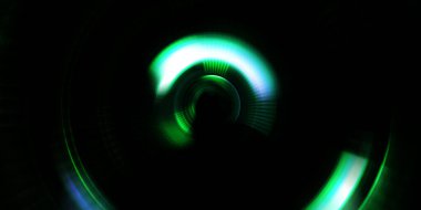 Parlayan neon ışıkları. Parlak sunum tasarım şablonu. Fotoğraf makinesi konsepti. Soyut arkaplan. Dönen ışık ışınları. Hareketli kavramsal duvar kağıdı. Grafik dijital illüstrasyon. 