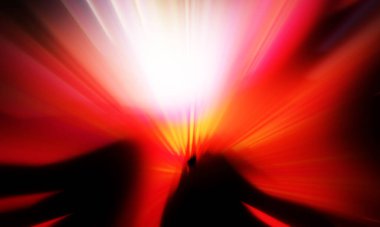 Siyah zemin üzerinde ışık parçacığı izleri. Parlayan parçacıkları ve çizgileri olan ışık patlaması yıldızı. Güzel hareketli soyut ışınlar duvar kağıdı. Renkli Patlama grafiği. Işık ışınlarının patlaması. 