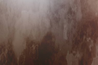 Gotik bir duvarda sıkıntılı ve kirli desenler var. Lekeli renkli hasarlı şablon. Tasarımınız için doku ve elementler. Pis duvar kâğıdı. Grunge arkaplanı.