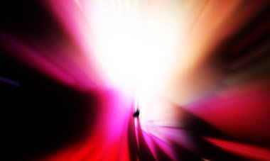 Siyah zemin üzerinde ışık parçacığı izleri. Parlayan parçacıkları ve çizgileri olan ışık patlaması yıldızı. Güzel hareketli soyut ışınlar duvar kağıdı. Renkli Patlama grafiği. Işık ışınlarının patlaması. 