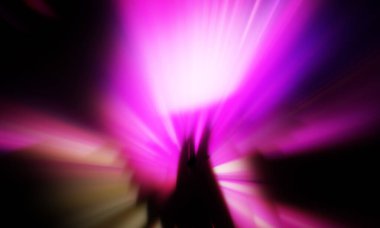 Siyah zemin üzerinde ışık parçacığı izleri. Parlayan parçacıkları ve çizgileri olan ışık patlaması yıldızı. Güzel hareketli soyut ışınlar duvar kağıdı. Renkli Patlama grafiği. Işık ışınlarının patlaması. 