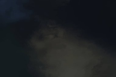 Modern fırça darbeleri. Poster, duvar sanatı, afiş, kart, kitap kapağı veya ambalaj için rahatlatıcı kompozisyonun yumuşak renkli çizimi. Pastel renklerle suluboya. 