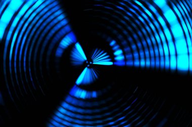 Siyah arkaplanda dönen ışık gösterisi. Lüks çizgiler. Parlak kıvrımlı duvar kağıdı. Uzay tüneli. Dönen ışık çemberi ya da maytap izi. Parlak konsept çizimi.