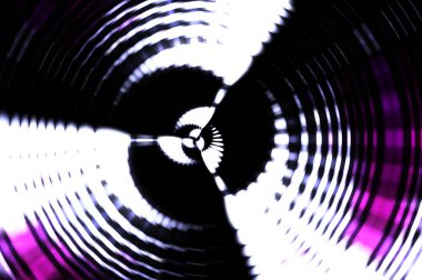 Siyah arkaplanda dönen ışık gösterisi. Lüks çizgiler. Parlak kıvrımlı duvar kağıdı. Uzay tüneli. Dönen ışık çemberi ya da maytap izi. Parlak konsept çizimi.