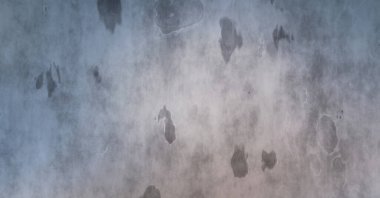 Gotik bir duvarda sıkıntılı ve kirli desenler var. Lekeli renkli hasarlı şablon. Tasarımınız için doku ve elementler. Pis duvar kâğıdı. Grunge arkaplanı.