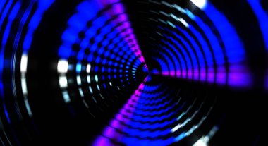 Siyah arkaplanda dönen ışık gösterisi. Lüks çizgiler. Parlak kıvrımlı duvar kağıdı. Uzay tüneli. Dönen ışık çemberi ya da maytap izi. Parlak konsept çizimi.