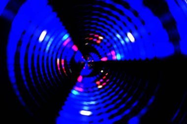 Siyah arkaplanda dönen ışık gösterisi. Lüks çizgiler. Parlak kıvrımlı duvar kağıdı. Uzay tüneli. Dönen ışık çemberi ya da maytap izi. Parlak konsept çizimi.