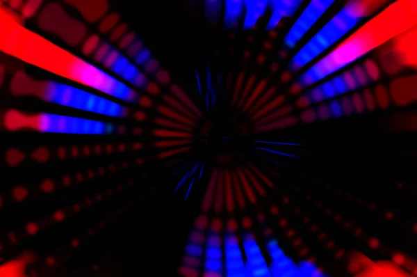 黒の背景にライトショーを回転させます 豪華な縞 明るい渦巻く壁紙 宇宙トンネルだ 回転する光の閃光または輝きを放つ跡の輪 コンセプトイラストを光る — ストック写真