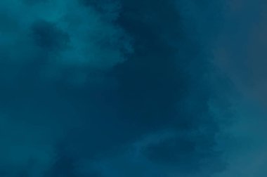 Modern fırça darbeleri. Poster, duvar sanatı, afiş, kart, kitap kapağı veya ambalaj için rahatlatıcı kompozisyonun yumuşak renkli çizimi. Pastel renklerle suluboya. 