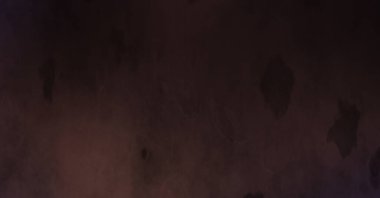 Gotik bir duvarda sıkıntılı ve kirli desenler var. Lekeli renkli hasarlı şablon. Tasarımınız için doku ve elementler. Pis duvar kâğıdı. Grunge arkaplanı.