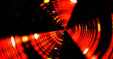 Siyah arkaplanda dönen ışık gösterisi. Lüks çizgiler. Parlak kıvrımlı duvar kağıdı. Uzay tüneli. Dönen ışık çemberi ya da maytap izi. Parlak konsept çizimi.