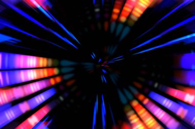 Siyah arkaplanda dönen ışık gösterisi. Lüks çizgiler. Parlak kıvrımlı duvar kağıdı. Uzay tüneli. Dönen ışık çemberi ya da maytap izi. Parlak konsept çizimi.