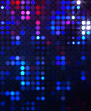 Parlak desenli duvar kağıdı. Sahne ışıkları olan renkli ışıkların ihtişamlı arkaplanı. Parlayan ışıklar siyah arka planda parti izleri. Sahne veya stadyum ışıklarının dijital illüstrasyonu. 