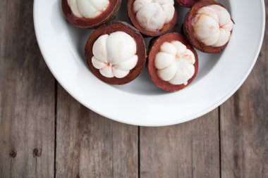 tropikal mangosten meyve ahşap masa üzerinde