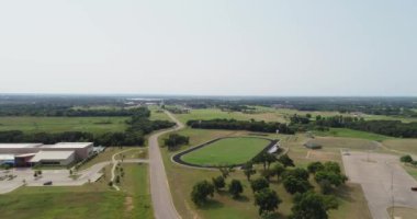 İnsansız hava aracı Amerikan futbol sahasına doğru uçuyor..
