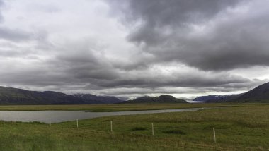 Birinci Yol 'un kenarındaki dağlar. İzlanda 'da.