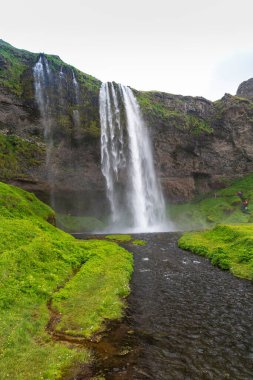 Seljalandsfoss 'un en ayırt edici özelliği etrafını saran bir yoldur. Şelalenin arkasındaki kayalıkların geniş bir mağarası var. Kayalar ve yollar misafirlerin yazın etrafını sarmasına olanak sağlıyor..