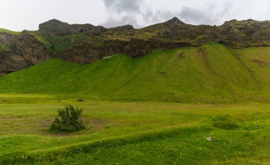 Skgafoss yakınlarındaki dağlar ve İzlanda 'nın güneyi..