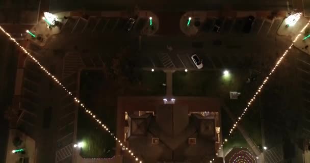 一架无人驾驶飞机穿过德克萨斯法院往下看 — 图库视频影像