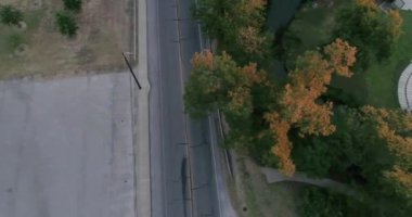 Granbury Teksas 'taki çeşmenin üzerinde uçan insansız hava aracı. Sonbahar sezonunda. Shanley Parkı 'nda.
