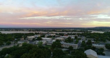 Texas 'ta Granbury Meydanı' nı tarayan bir İHA. Sonbahar mevsiminde, alacakaranlıkta ve günbatımında. Shanley Parkı 'nın bazı yerlerini de görebilirsin..