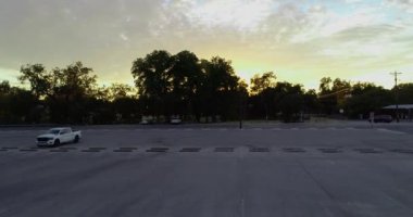Granbury Texas 'ta bir İHA yükseliyor ve sonbahar günbatımını görüyorsunuz..