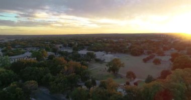 Granbury Texas 'ta uçan bir İHA. Shanley Park 'ta. Sonbahar mevsiminde ve gün batımına doğru.
