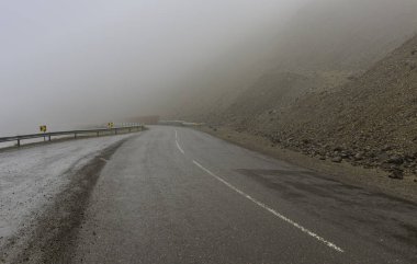 İzlanda 'da birinci otoyol ve İzlanda' da tüm yol boyunca gidiyor..