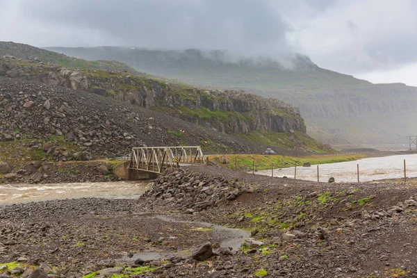 一座横跨溪流的冰岛桥 — 图库照片