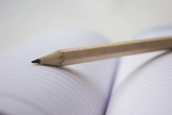 Bleistift auf einem Buch — Stockfoto