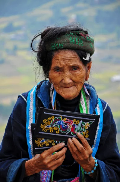 Hmong kvinna säljer handgjorda ficka i sapa, vietnam — Stockfoto