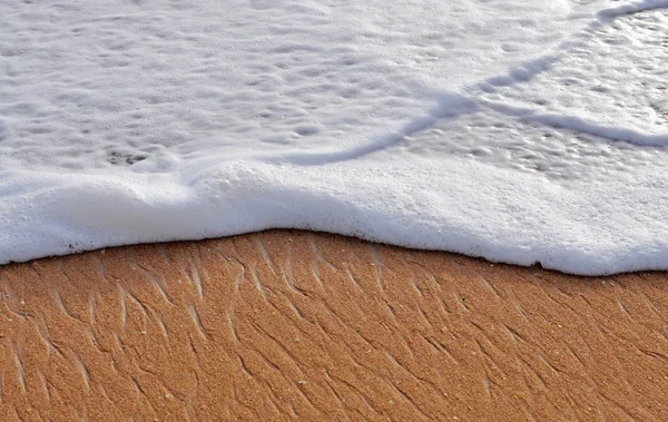 Onda do mar na praia arenosa — Fotografia de Stock